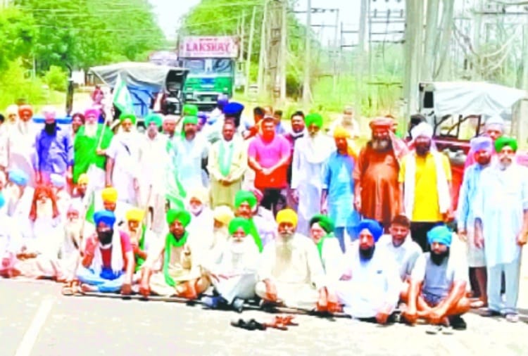 Traffic jam by angry farmers in Bathinda and Halwara