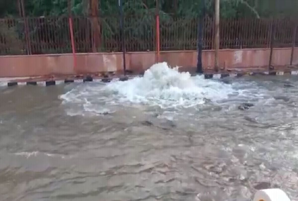 Five lakh liters of Ganga water wasted due to pipeline burst in agra