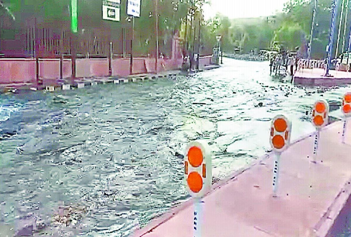 Five lakh liters of Ganga water wasted due to pipeline burst in agra