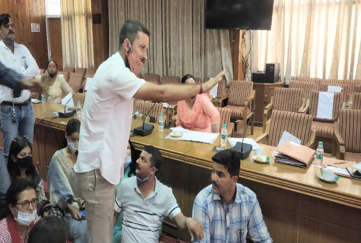 Uproar in shimla Zilla Parishad meeting, members sitting on dharna in the house, slogans raised against the hp govt
