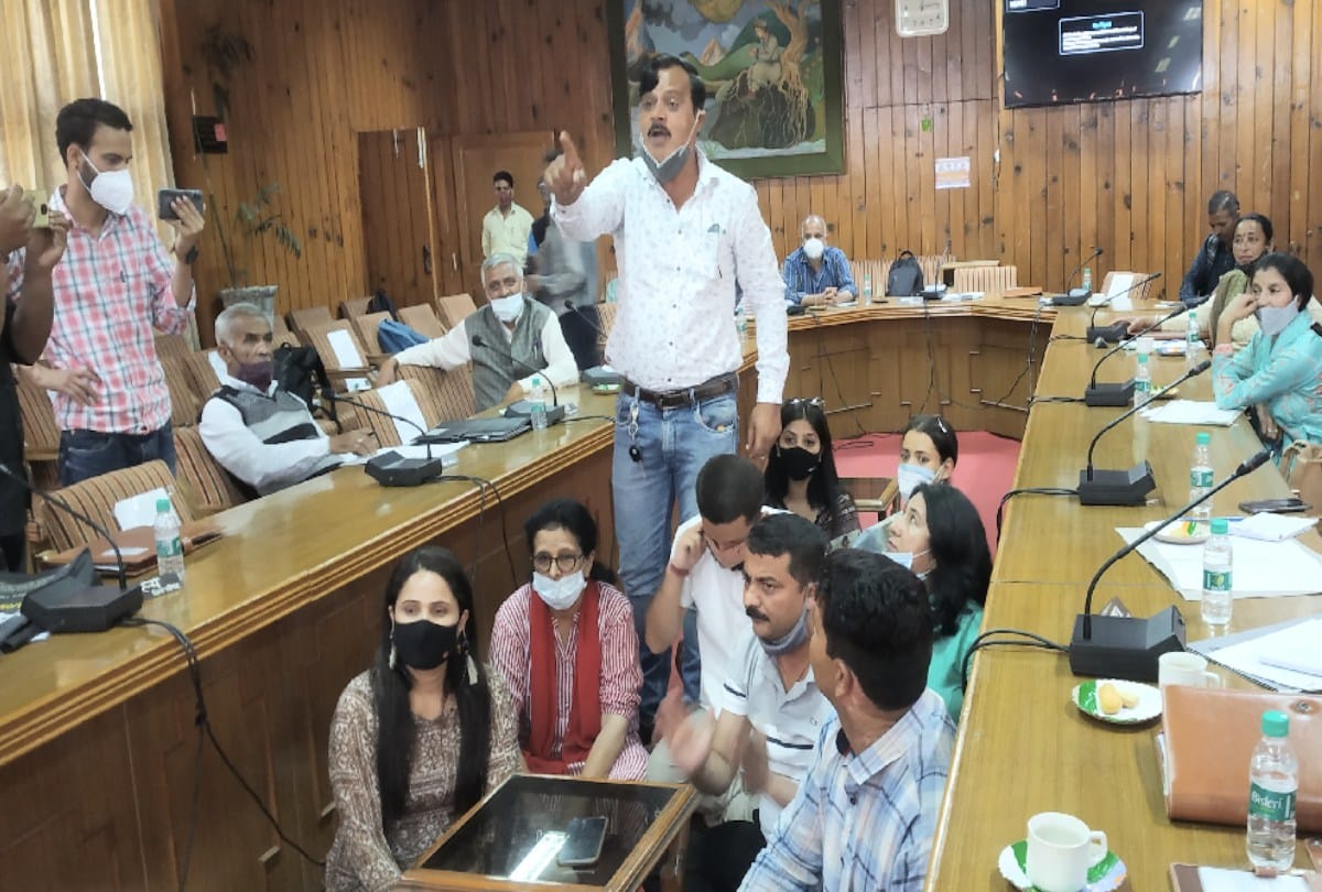 Uproar in shimla Zilla Parishad meeting, members sitting on dharna in the house, slogans raised against the hp govt
