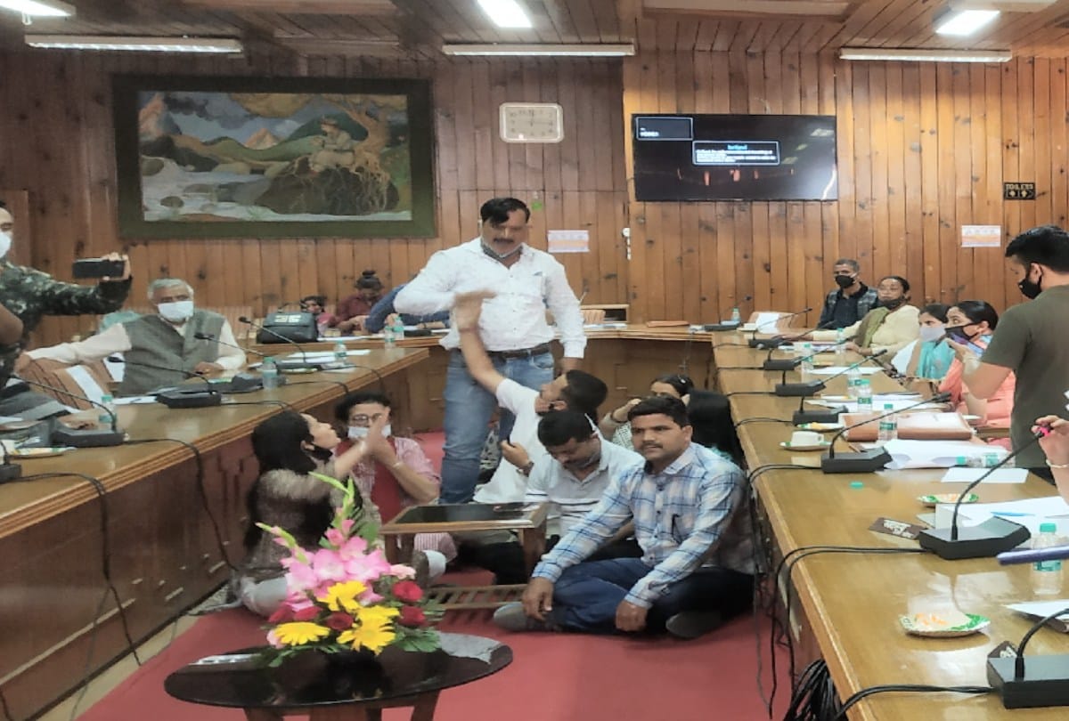 Uproar in shimla Zilla Parishad meeting, members sitting on dharna in the house, slogans raised against the hp govt