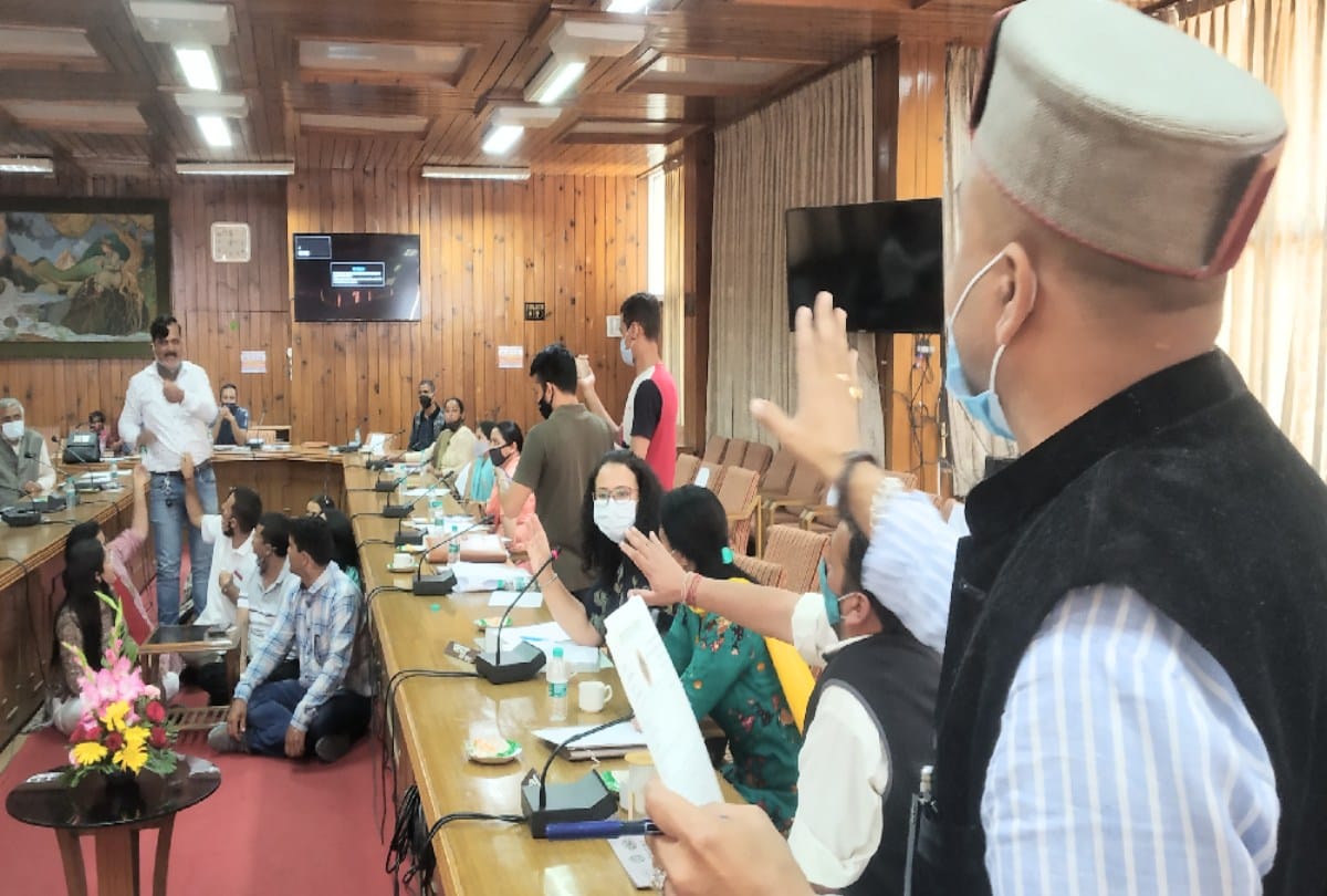 Uproar in shimla Zilla Parishad meeting, members sitting on dharna in the house, slogans raised against the hp govt