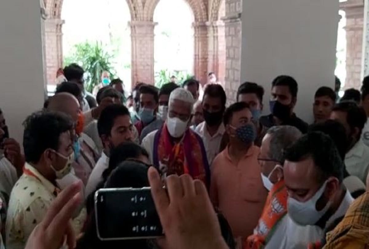 bjp state president swatantra dev singh reviewed the organization with representatives of agra division
