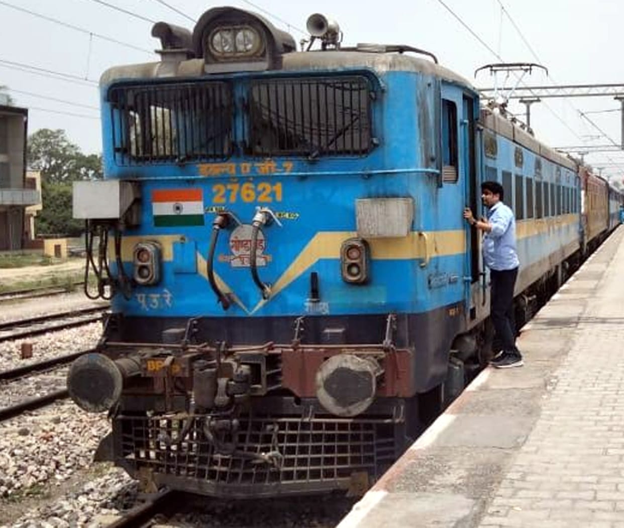 The bull collided with the Kasganj-Kanpur special train, engine failed