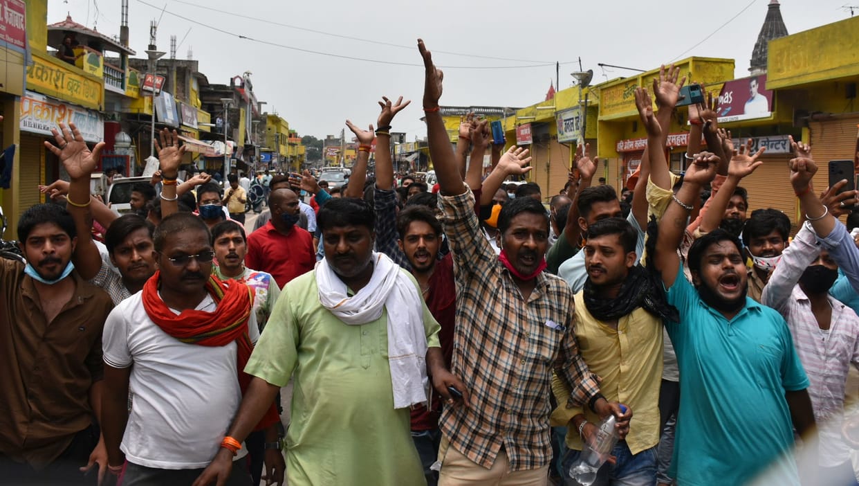 Controversy over offering laddus, Hanumangarhi temple remained closed for one and a half hours