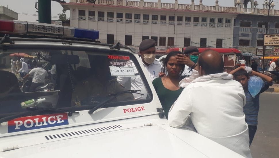 Third gender ruckus at Subhash Tiraha for deducting the challan of the vehicle