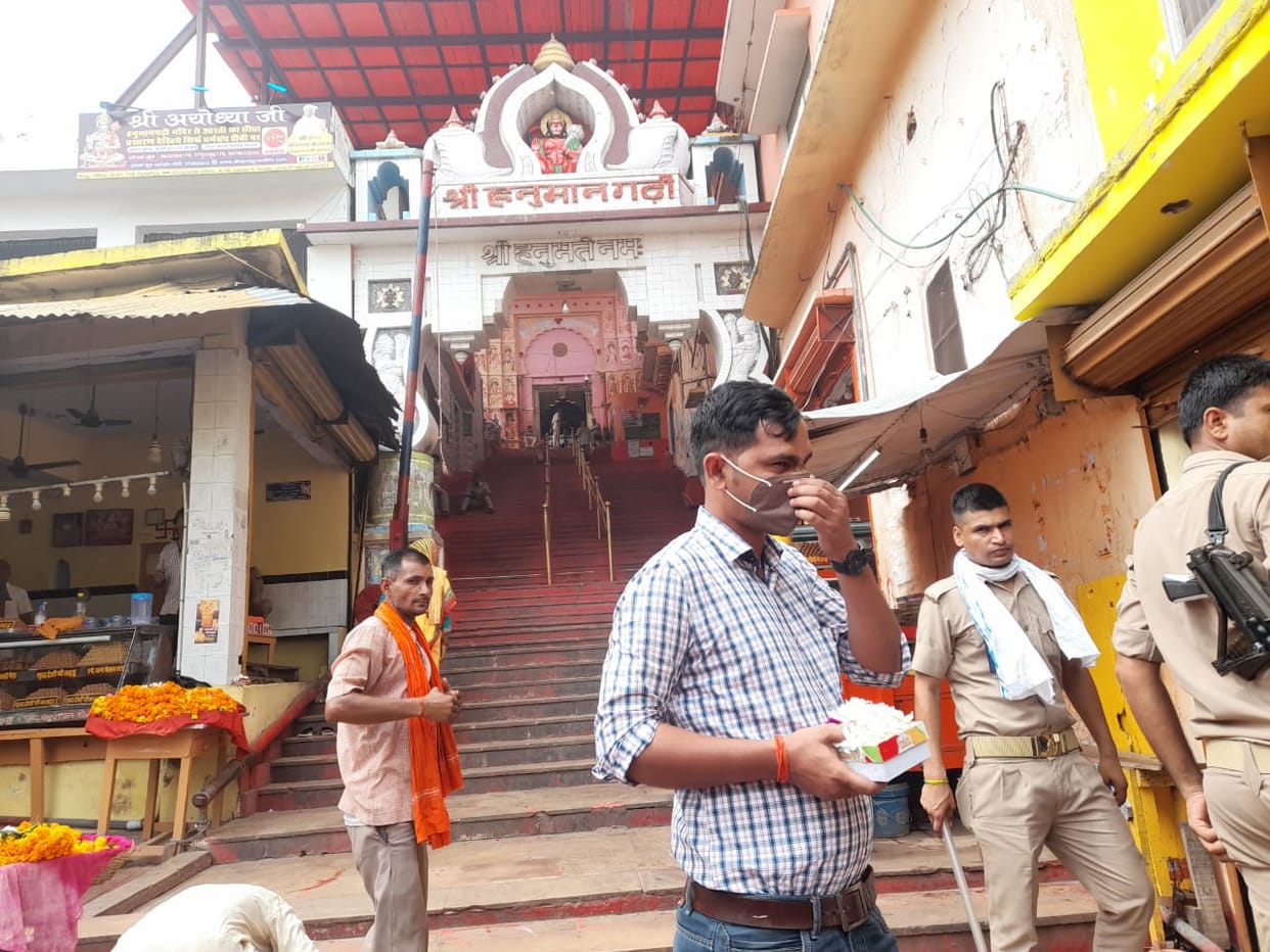 Ayodhya: Gaddi Nasheen locks the entrance of Hanumangarhi, laddus thrown