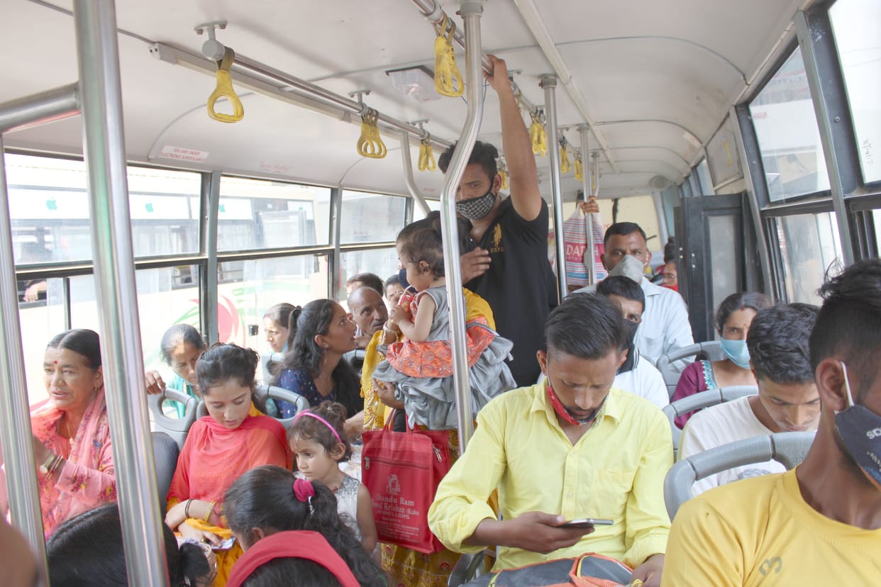 people travelling without mask