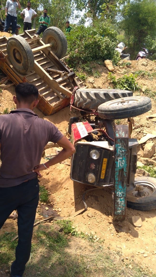 Driver dies due to tractor overturning in Dobad