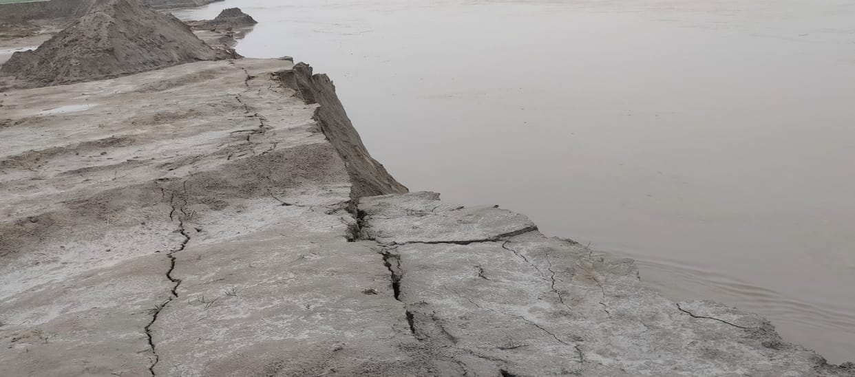 Azamgarh: People affected by erosion started migrating, so far five houses were washed away in Ghaghra in Baggha
