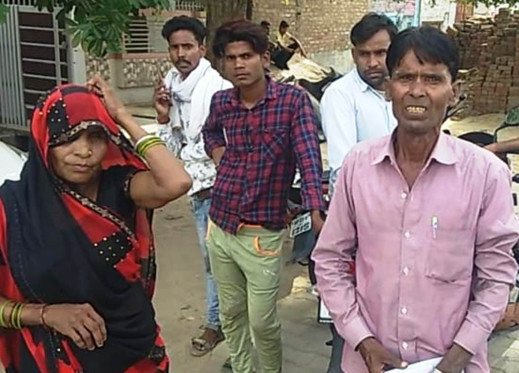 The thugs took jewelery and cash from the woman on a bluff