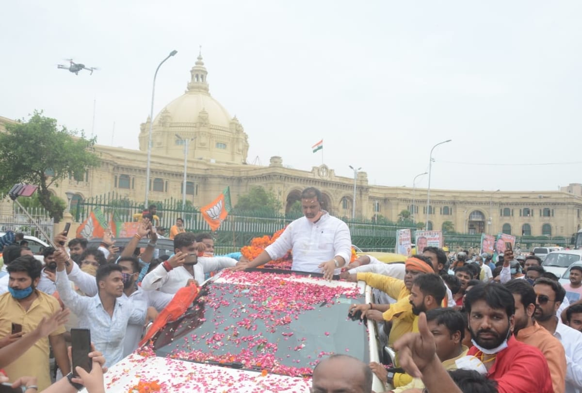 Covid protocol violation in BJP leader's procession in Lucknow.