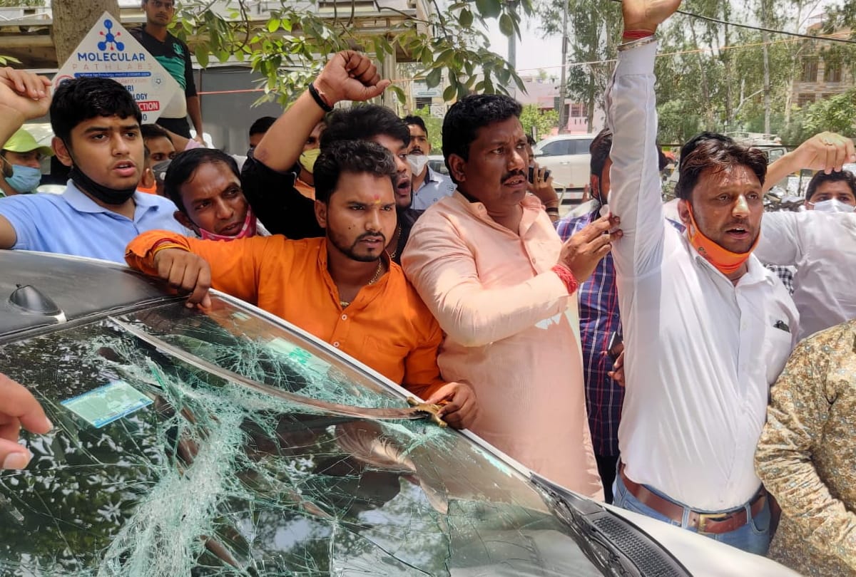 Farmers protest at ghazipur border fight between bjp supporters and farmers police force deployed
