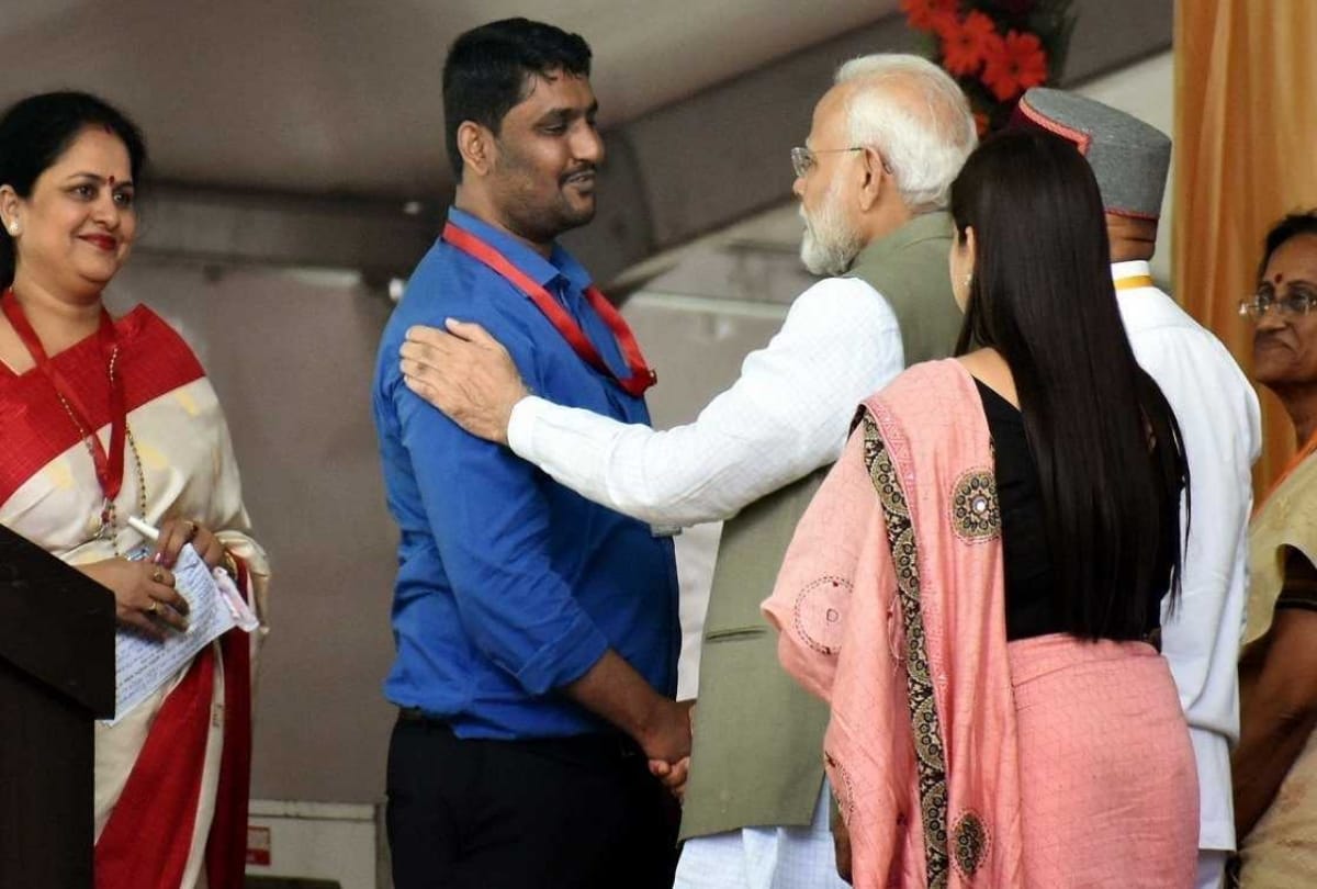 Irfan sheikh shared the manch with Prime Minister narendra Modi.