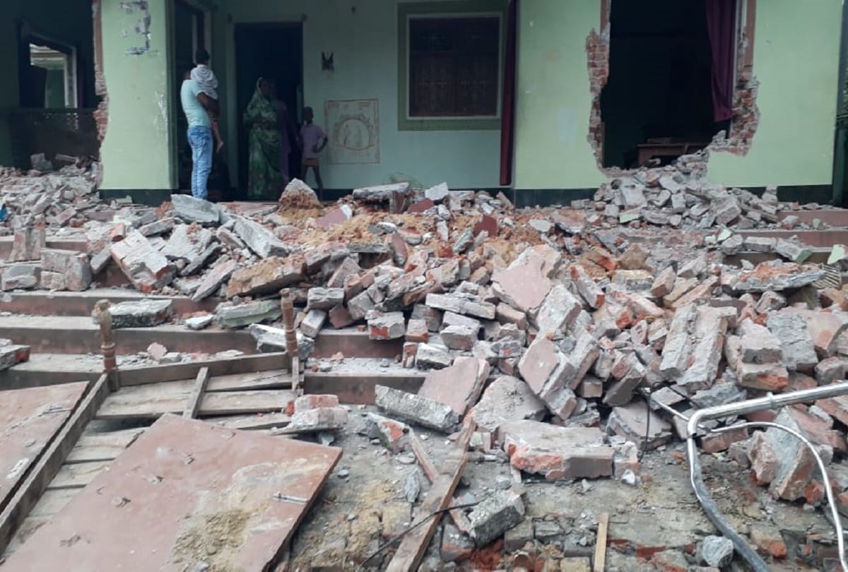 Villagers attack on two policemen who arrived to resolve fight in azamgarh police  case filed against 27 nominated And 115 unidentified people
