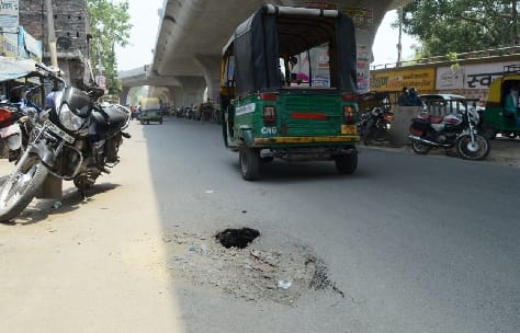 Service road of Chaupula flyover collapsed, potholes were found everywhere