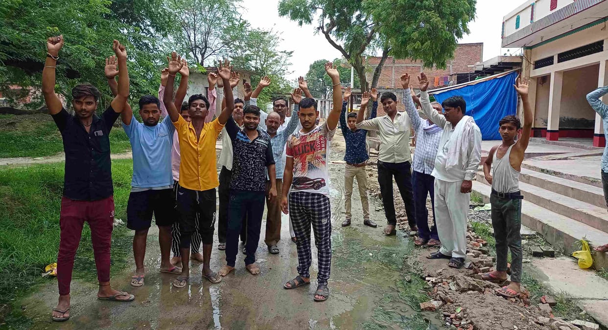 Azamgarh: Angry villagers demonstrated due to lack of cleanliness
