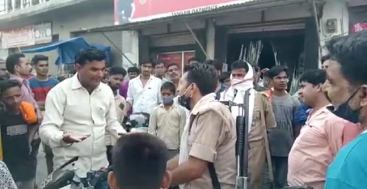 Uproar against the police for cutting the challans of the handcarts, the police personnel returned to protest against the bad