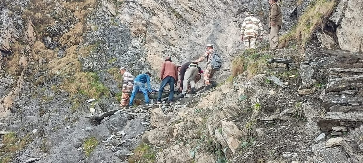 injured youngster rescue from shrikhand to rampur
