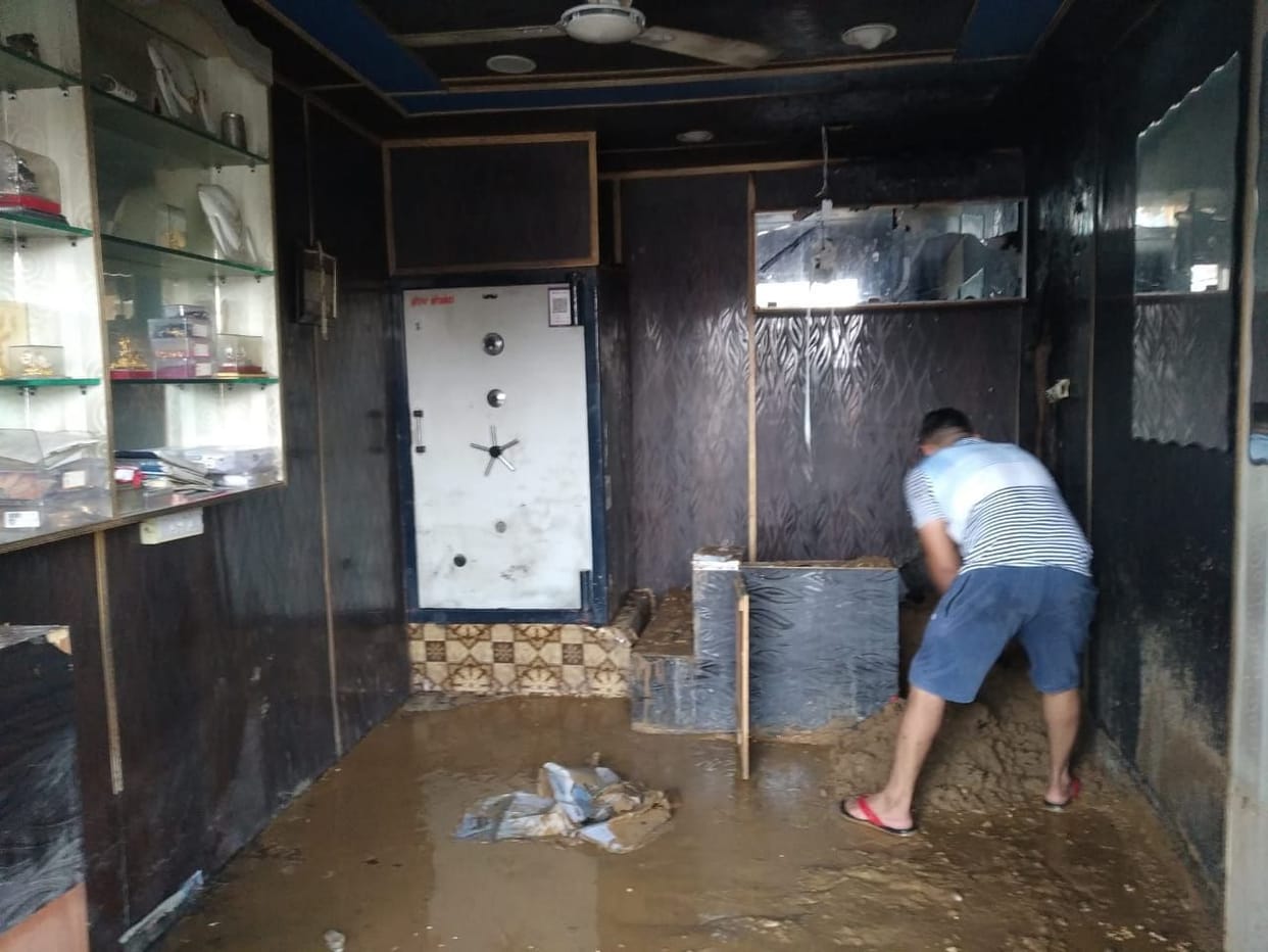 A fire broke out in the shuttering of a jewelery shop