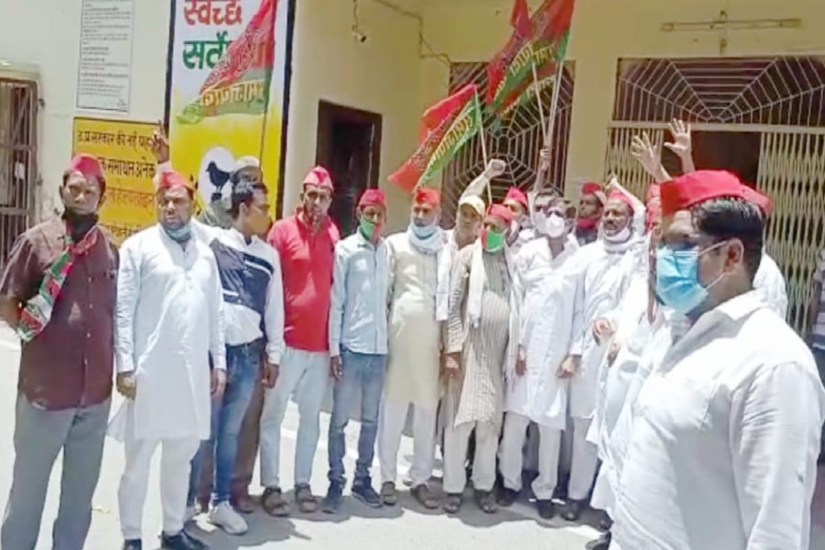 Samajwadi Party workers has ruckus in Nahar Nigam office in Meerut