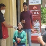 कोरोना वायरस: जांच सैंपल लेते कर्मचारी