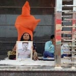 आगरा: धरने पर बैठीं शहीद कौशल किशोर की पत्नी ममता