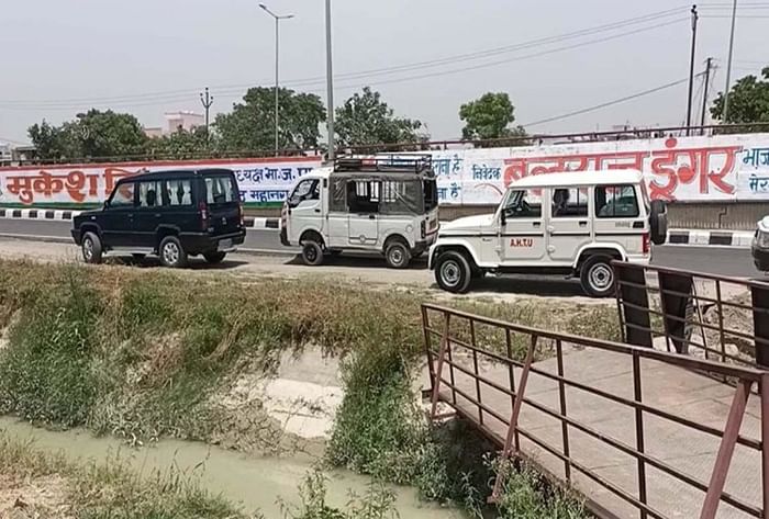सेक्स रैकेट का पर्दाफाश: होटल में चल रहा था जिस्मफरोशी का धंधा, आपत्तिजनक हालत में मिले युवक-युवतियां, देखें तस्वीरें छापेमारी के दौरान पुलिस की गाड़ियां