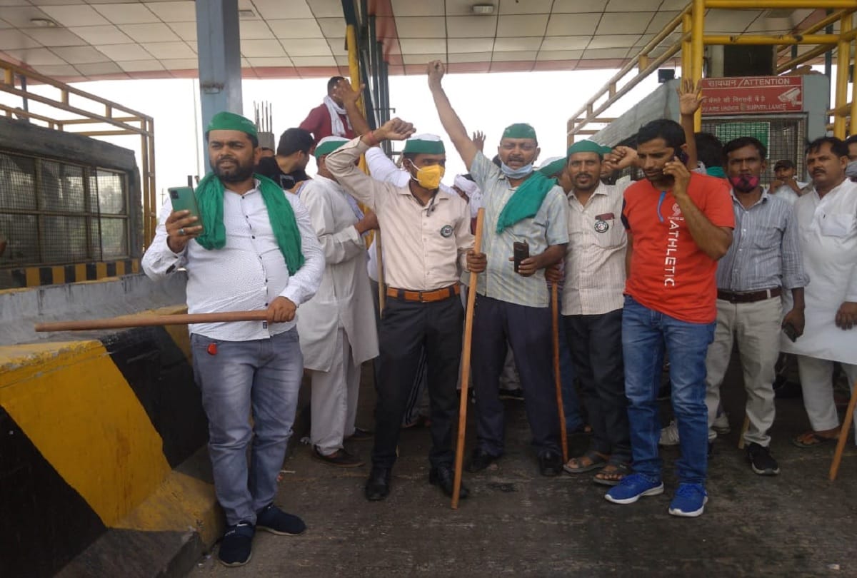 BKU protestors free up Moondapande toll plaza while protesting against three farm laws