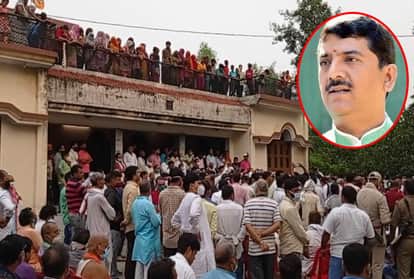 पूर्व भाजपा सांसद शरद त्रिपाठी के घर पर उमड़ी भीड़।