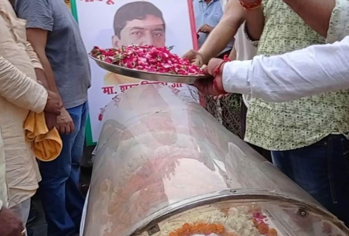 dead body of former BJP MP Sharad Tripathi reached village in Gorakhpur