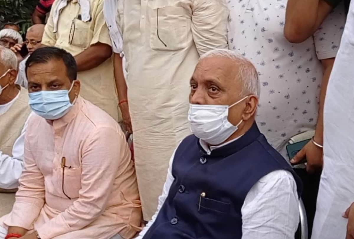 dead body of former BJP MP Sharad Tripathi reached village in Gorakhpur