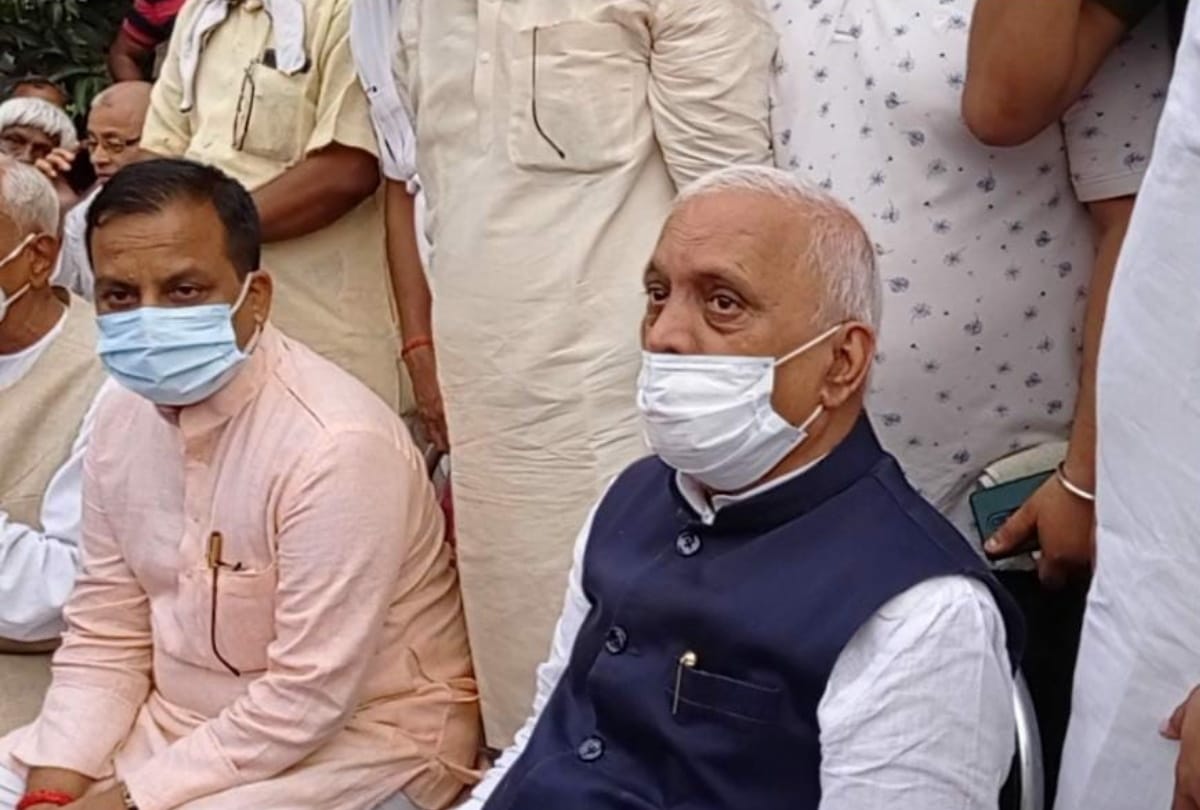 dead body of former BJP MP Sharad Tripathi reached village in Gorakhpur