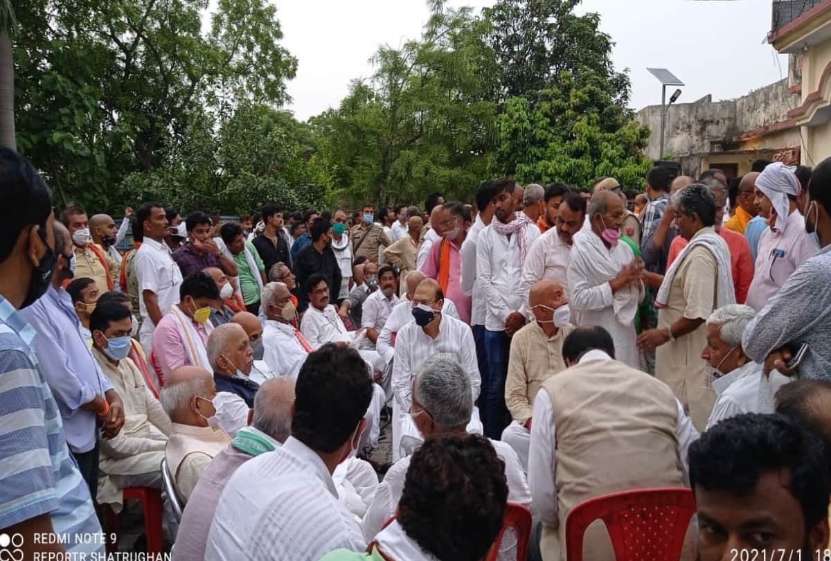 dead body of former BJP MP Sharad Tripathi reached village in Gorakhpur