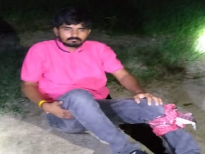 Encounter in Azamgarh  Two rewarded criminals with 25-25 thousand injurd in police firing and arrested