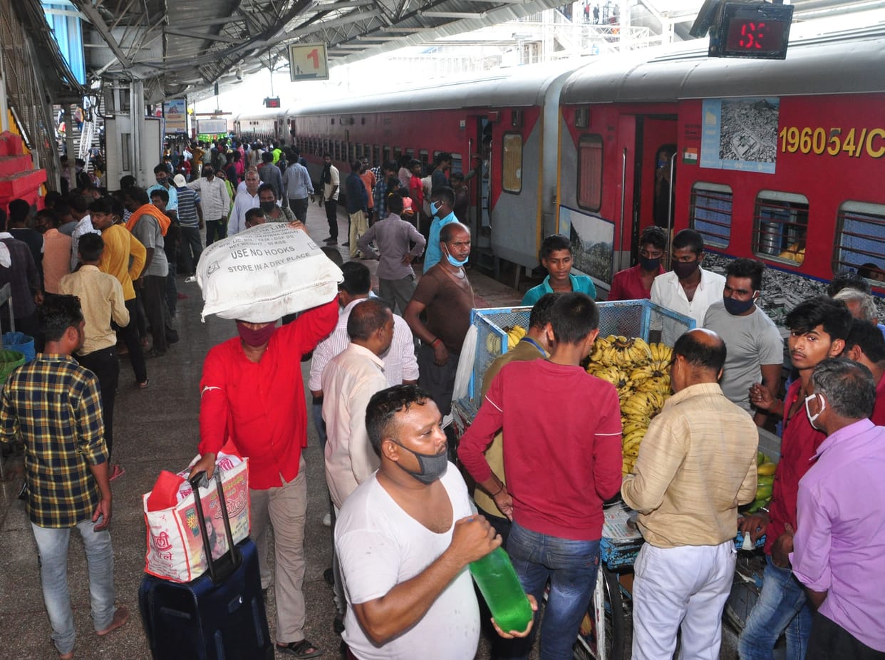 railway station pr corona janch band, traine me bajer mask ke safar kar rhe logh