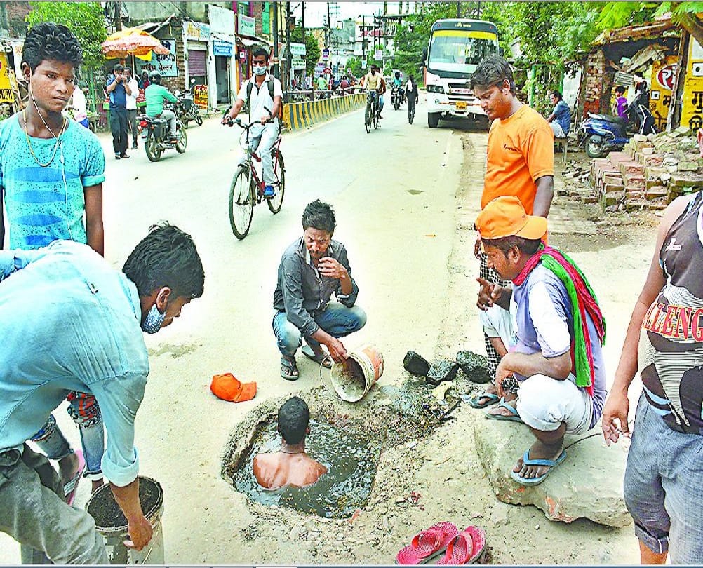condition of smart city varanasi people are suffering due to negligence of nagar nigam CM yogi  order also ineffective