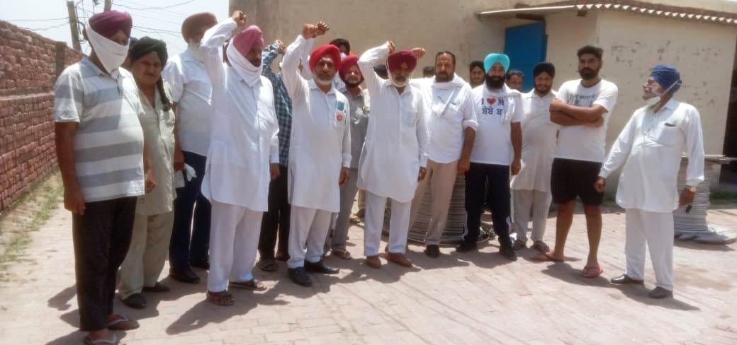 Farmers upset due to power cut raised slogans in front of Banur power grid