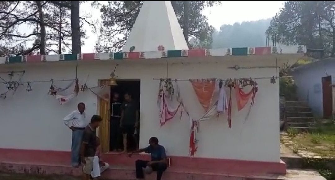 Thieves stole gold and silver jewelery from the temple of Goldsmith's village