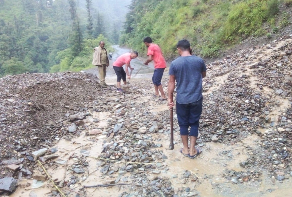 Heavy rainfall in chamba himachal, vehicles buried in debris, water entered houses, maize crops also destroyed