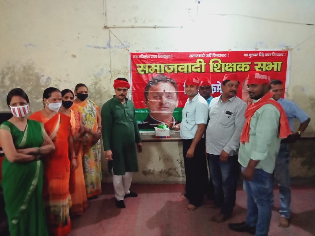 akhilesh yadav 48th birthday celebration in varanasi by samajwadi party leaders and workers