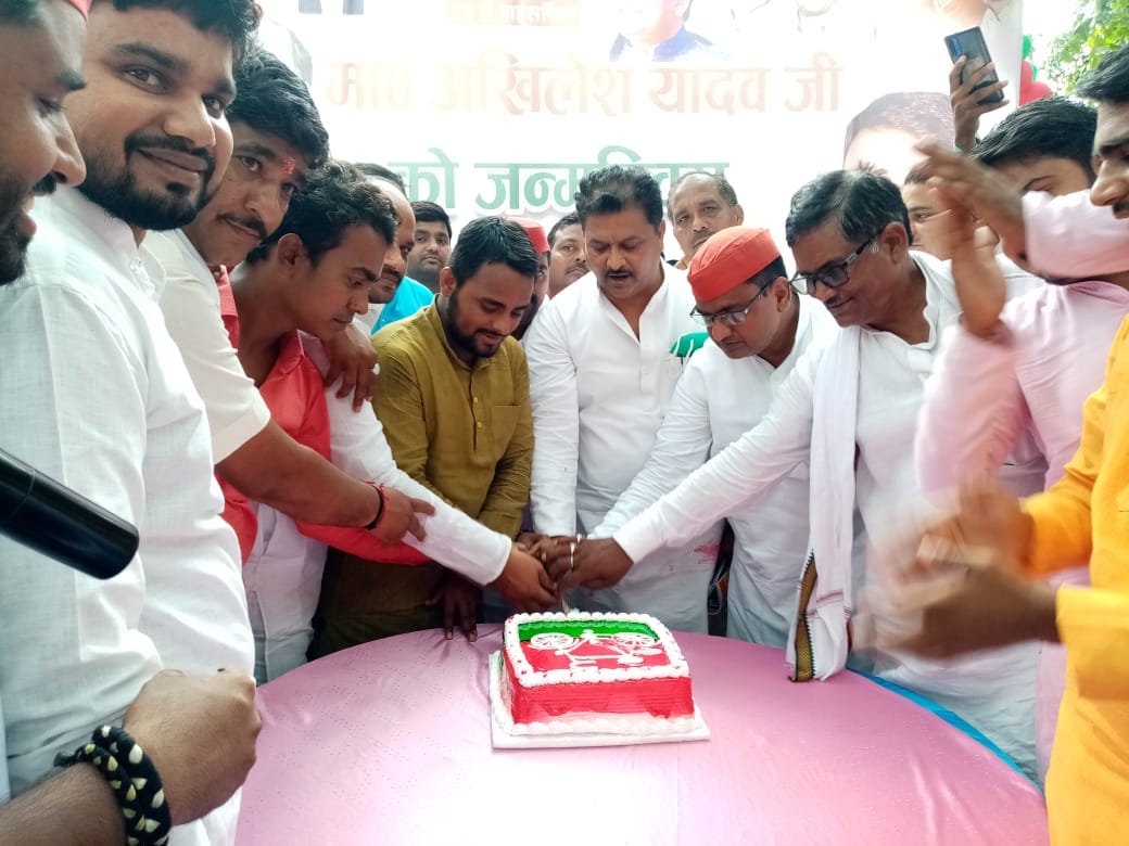 akhilesh yadav 48th birthday celebration in varanasi by samajwadi party leaders and workers