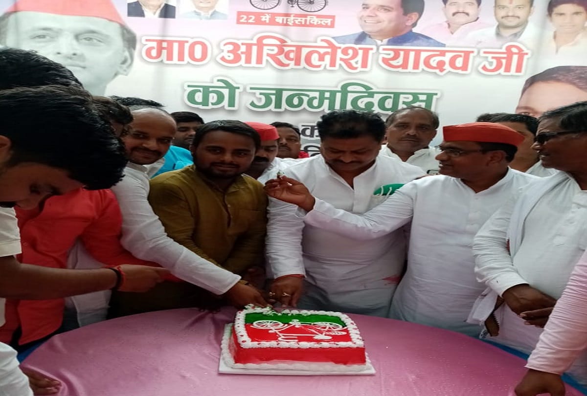 akhilesh yadav 48th birthday celebration in varanasi by samajwadi party leaders and workers