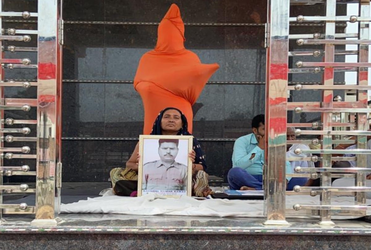 Pulwama Martyr Kaushal Kishore Family Sitting On Dharna In Agra