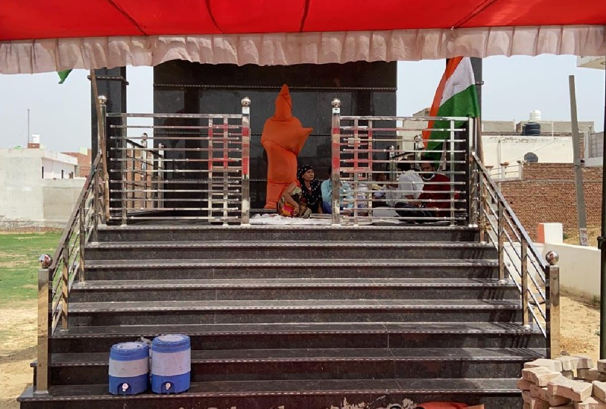 Pulwama Martyr Kaushal Kishore Family Sitting On Dharna In Agra