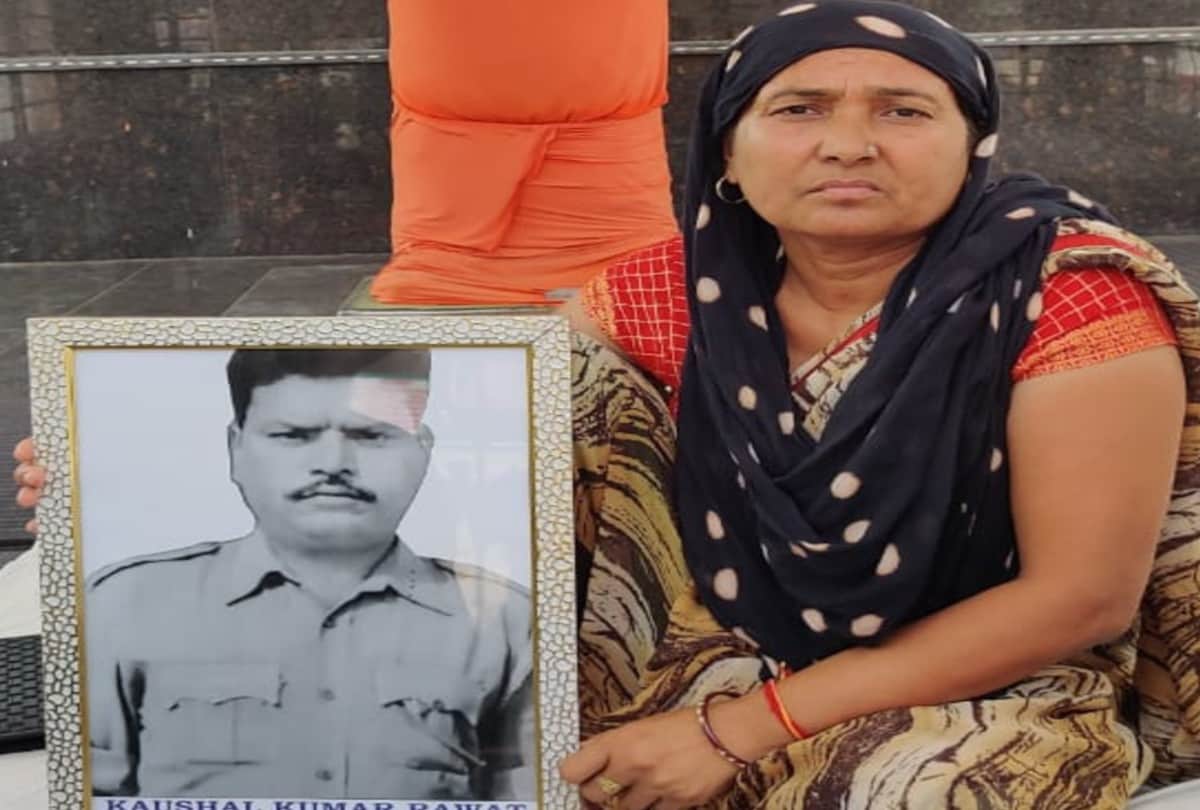 veer naris of three martyrs pay tribute to martyr Wing Commander Prithavi Singh Chauhan in Agra