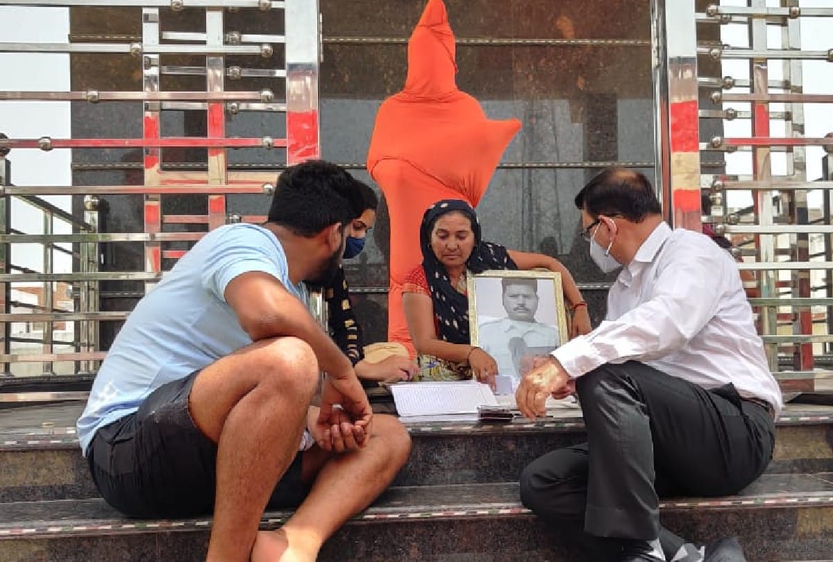 Pulwama Martyr Kaushal Kishore Family Sitting On Dharna In Agra