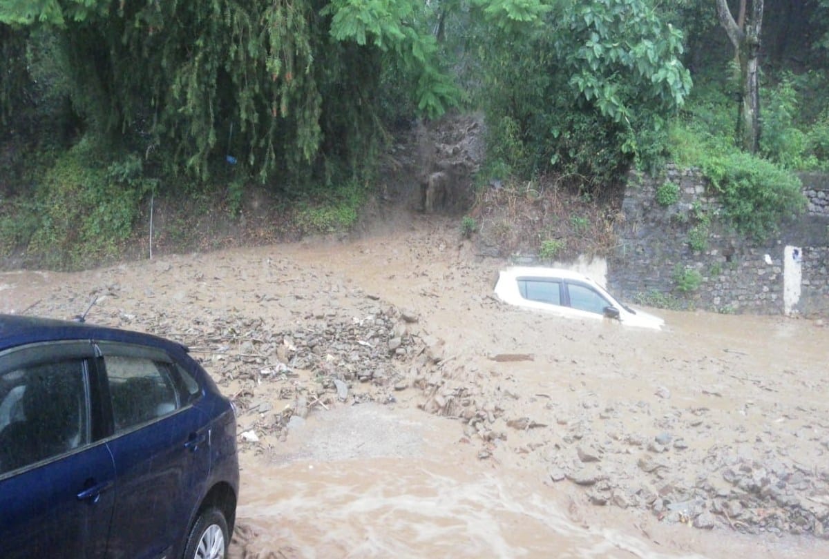 Heavy rainfall in chamba himachal, vehicles buried in debris, water entered houses, maize crops also destroyed