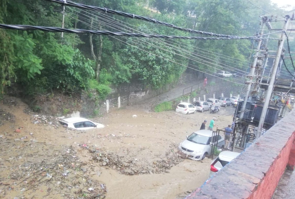 Heavy rainfall in chamba himachal, vehicles buried in debris, water entered houses, maize crops also destroyed